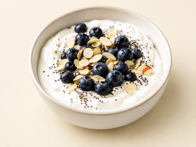 Bowl di skyr con mirtilli, semi di chia e mandorle