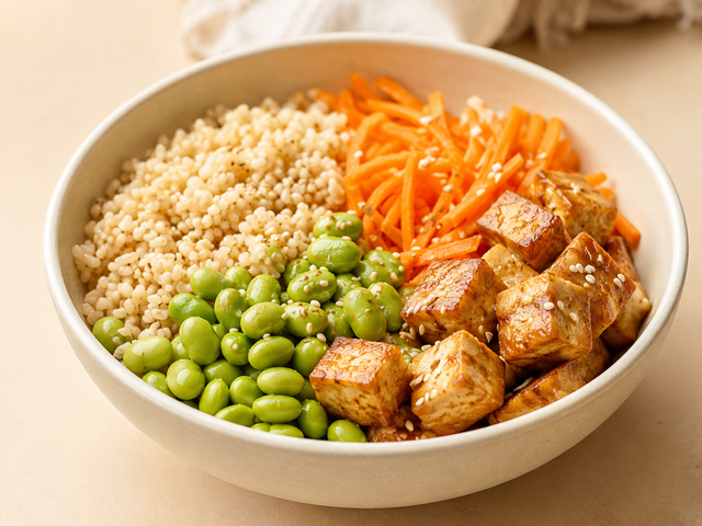 Bowl di riso integrale, tofu ed edamame — foto in arrivo