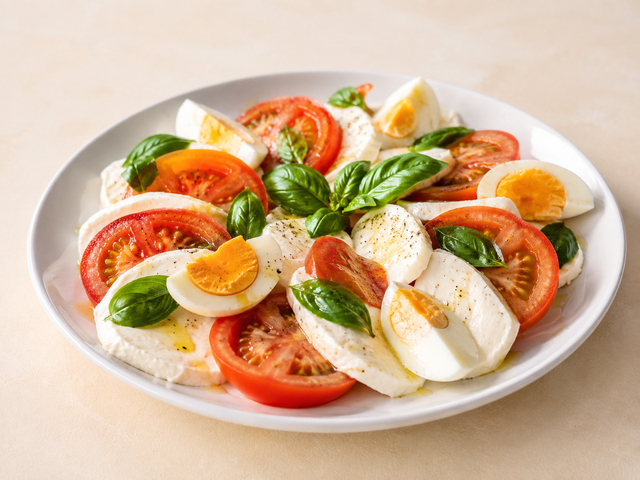 Caprese con uova sode — foto in arrivo