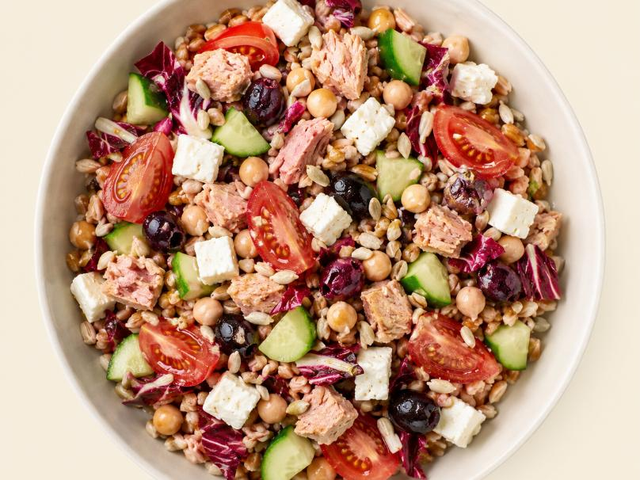 Insalata mediterranea di farro, tonno, ceci e feta