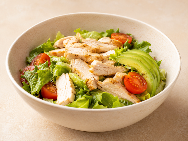 Insalata di pollo e avocado — foto in arrivo