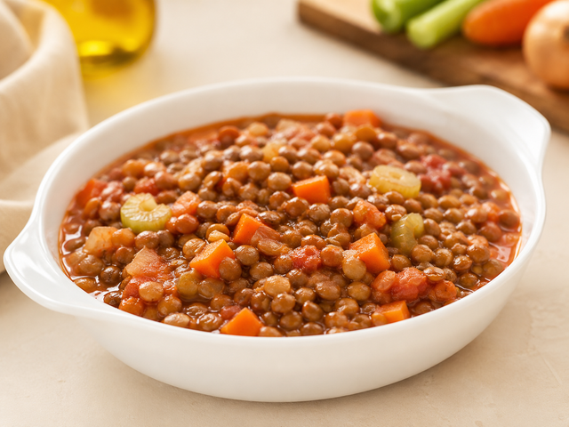 Lenticchie stufate con verdure — foto in arrivo