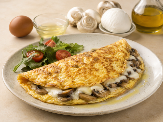 Omelette con funghi e mozzarella — foto in arrivo
