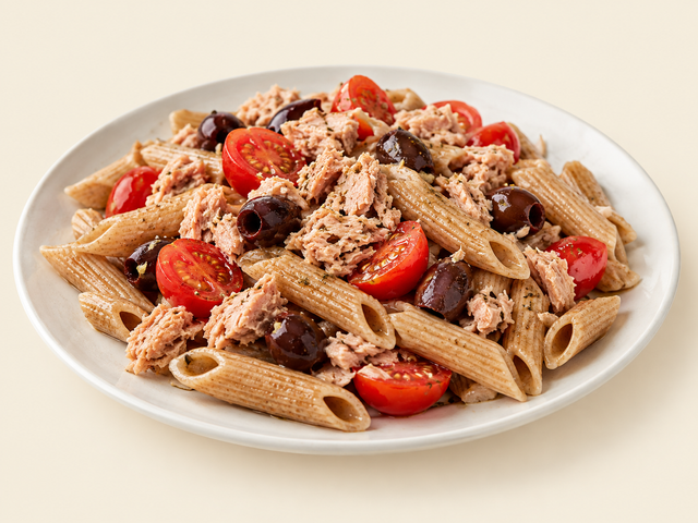 Pasta integrale con tonno, pomodorini e olive