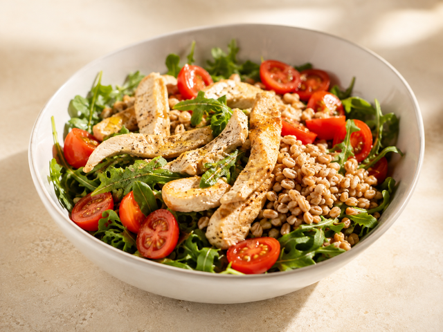 Tacchino con farro e insalata — foto in arrivo