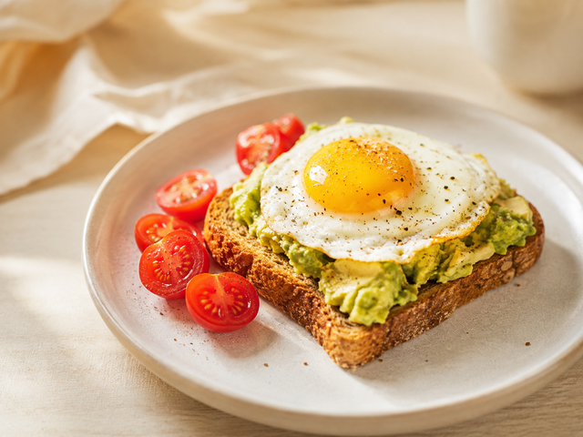 Toast integrale con uova e avocado — foto in arrivo
