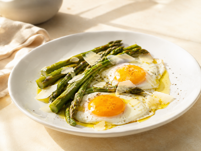 Uova al tegamino con asparagi — foto in arrivo