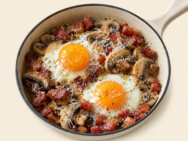 Uova al tegamino con pancetta e funghi