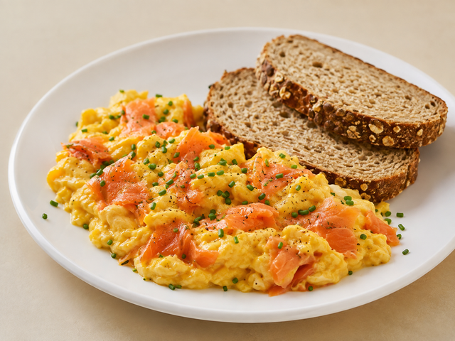 Uova strapazzate con salmone — foto in arrivo