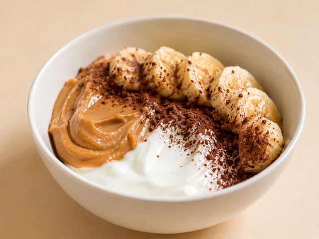 Yogurt greco con burro di arachidi e banana — foto in arrivo