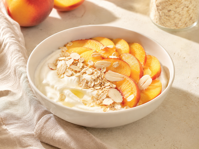 Yogurt greco con pesca e mandorle — foto in arrivo